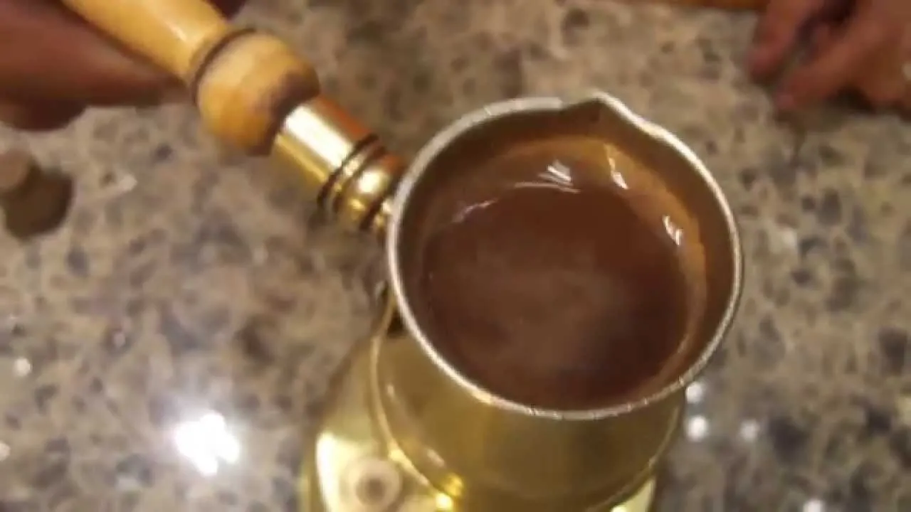 رشة سحرية لبداية يومك كيف ينقذ الملح كوب قهوتك الصباحية وينصح به الخبراء 2 تحضير القهوة