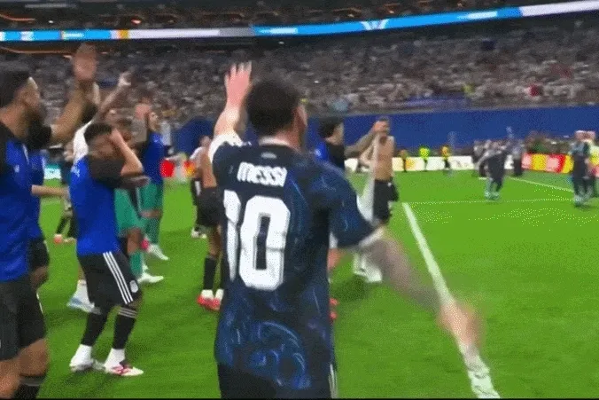 رقصة ميسي العفوية تنتشر على نطاق واسع - 2 Điệu nhảy ngẫu hứng của Messi gây sốt mạng - 2