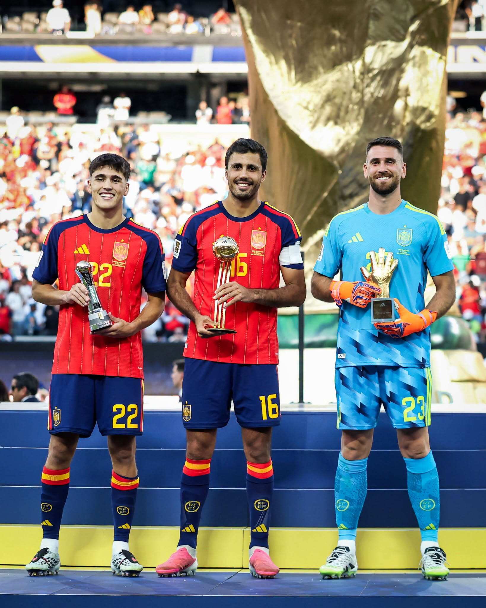 رودري يفوز بالكرة الذهبية لكأس العالم 2026: مساوياً للأسطورة فرانز بيكنباور 6 كوبارسي، ورودري، وسيمون، إلى جانب جوائزهم.