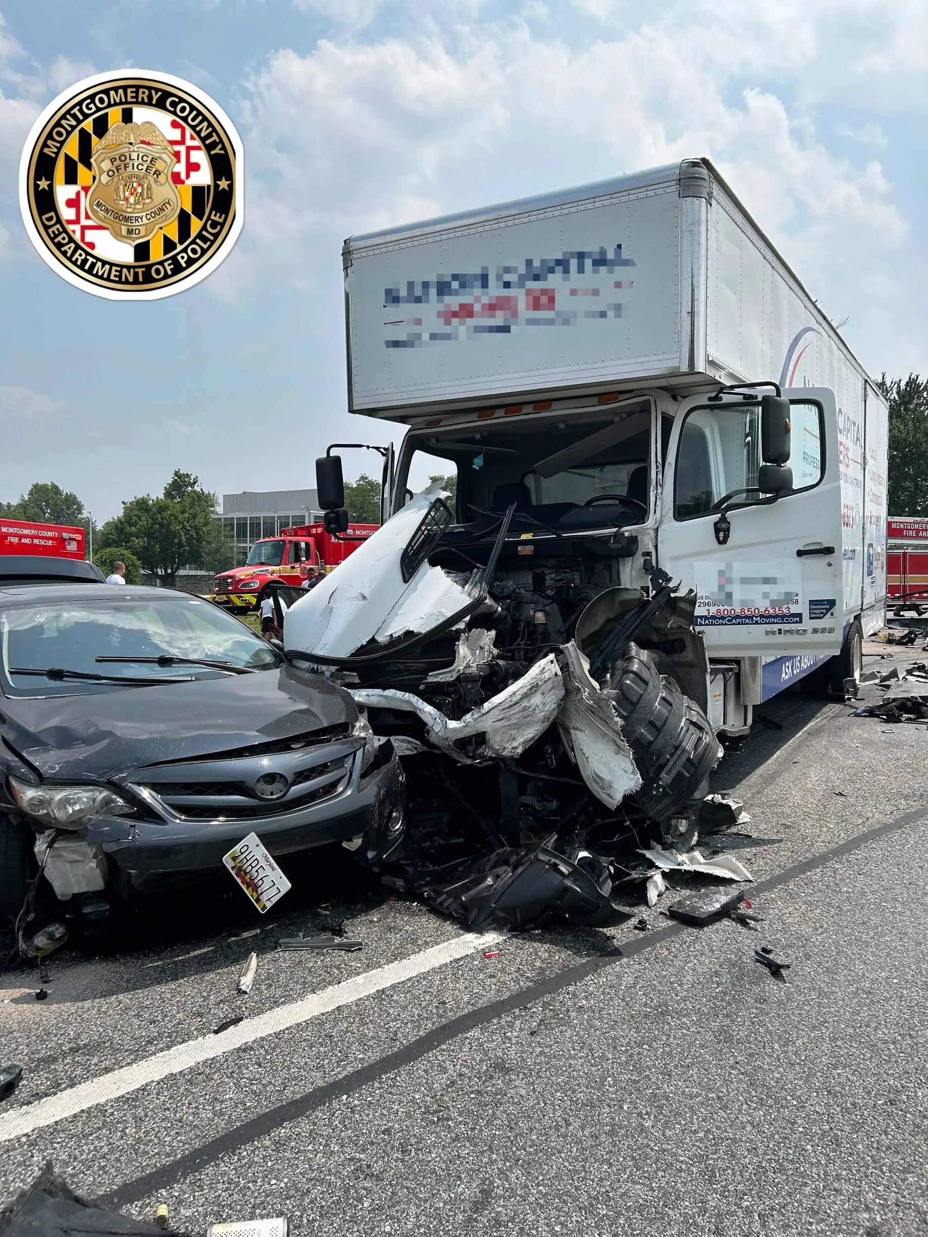 شاحنة خارجة عن السيطرة "تقطع" سيارة تسلا سايبرتراك إلى نصفين في حادث تصادم بالولايات المتحدة. 9 شاحنة تفقد السيطرة وتقطع سيارة تسلا سايبرتراك إلى نصفين: السيارة الكهربائية تتمزق ولكنها لا تشتعل فيها النيران، ولم يصب الناس إلا بإصابات طفيفة - الصورة 2.