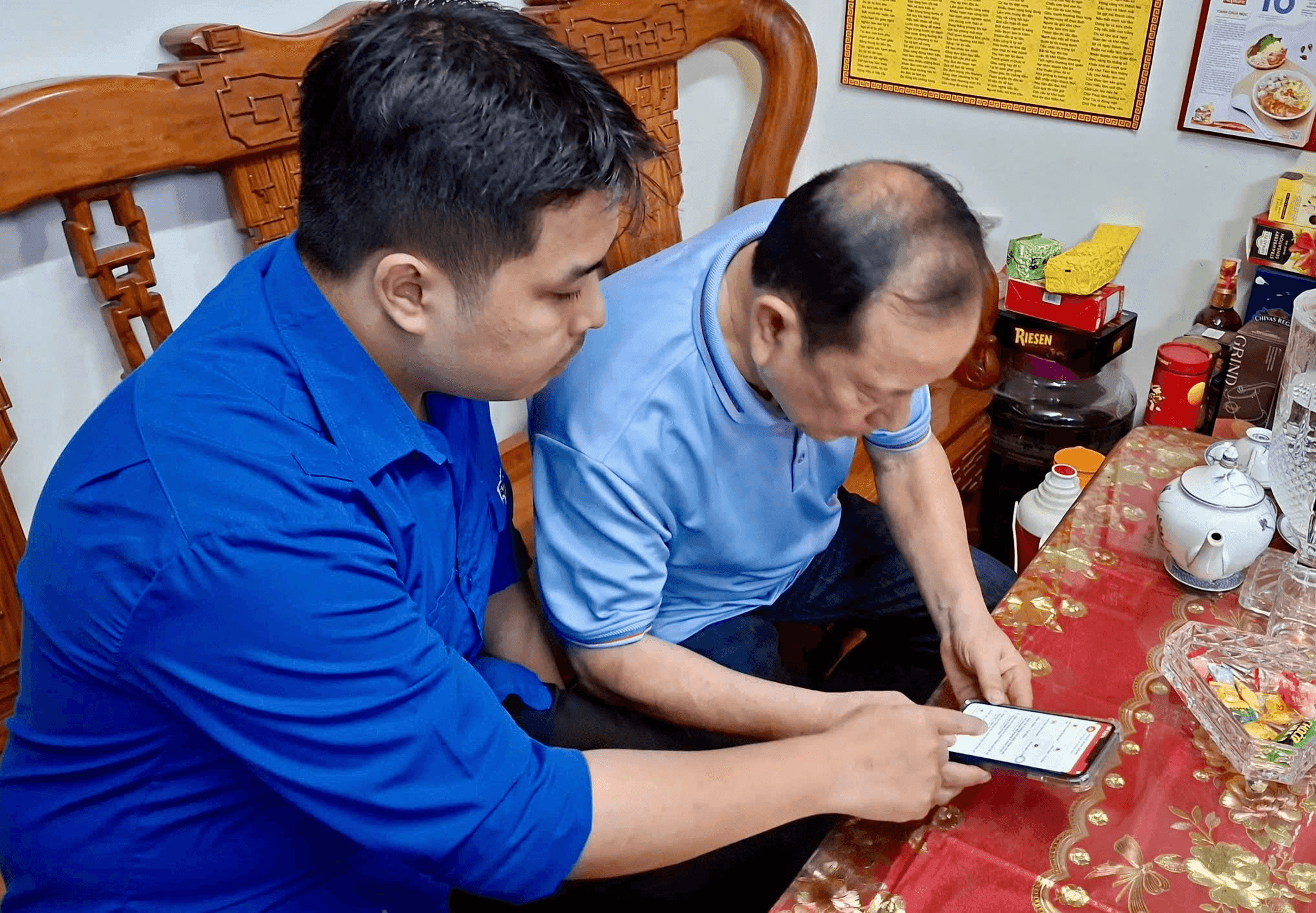 شرطة حي ثانه لييت: تحديث الأرشيفات وإدارة السكان. 9 anh3-أونغ-فان-دينه-دونغ-tdp-1.2-thanh-xuan-nam.png