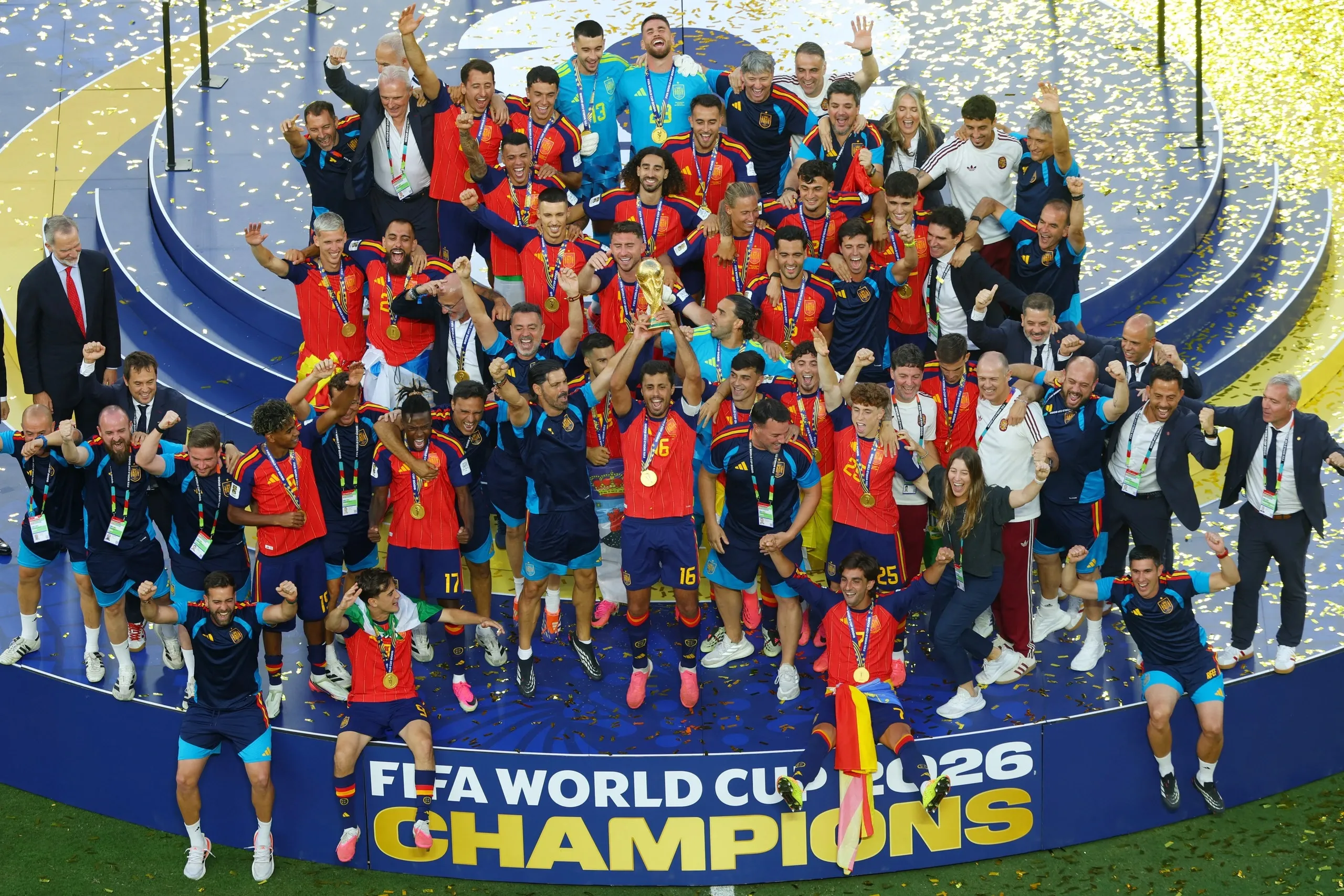 عاد أبطال إسبانيا إلى ديارهم كأبطال: أقامت العائلة المالكة وليمة، وشربوا نبيذاً فاخراً. 10 يعود أبطال إسبانيا إلى ديارهم كأبطال: العائلة المالكة تستضيف حفل استقبال، ويتم تقديم النبيذ الفاخر - الصورة 10.