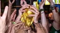 رفع المشجعون الأرجنتينيون الكأس في هانوي بعد فوزهم المثير في كأس العالم.