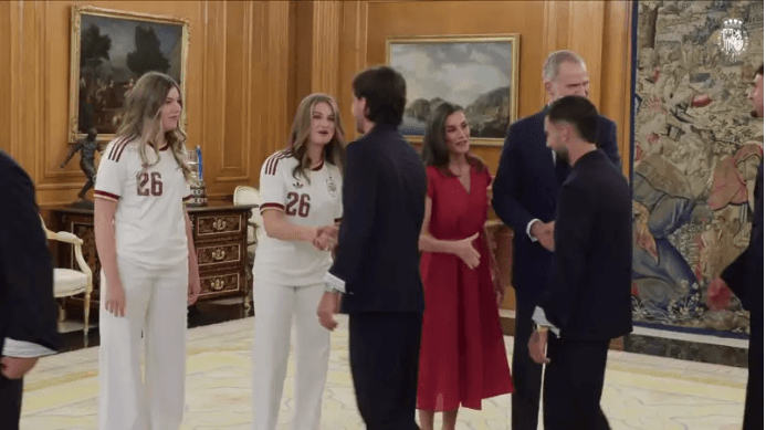 فيران توريس ولحظته الرائعة مع الأميرة ليونور بعد فوزه بكأس العالم 2026. 6 الأميرة ليونور تصافح توريس في القصر الملكي.