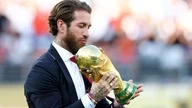 "كان المنتخب الأرجنتيني محظوظاً لأنه خسر بنتيجة 0-1 فقط أمام إسبانيا". 7 تضج وسائل التواصل الاجتماعي بالإثارة والحماس بسبب ظهور سيرجيو راموس الوسيم والأنيق في حفل توزيع جوائز كأس العالم.
