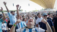 لقد فك العالم أخيراً معنى كلمتي ميسي: "المشي". 6 كأس العالم 2026: العاصمة الأرجنتينية تحتفل بفرحة عارمة بالفوز.