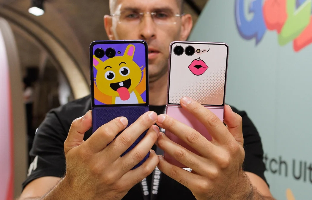 لمن يناسب هاتف Galaxy Z Fold 8 Ultra، أغلى هاتف قابل للطي من سامسونج؟ 10 مقارنة بين هاتفي Galaxy Z Flip 8 و Razr Ultra: مواجهة شرسة بين هاتفين ذكيين قابلين للطي.
