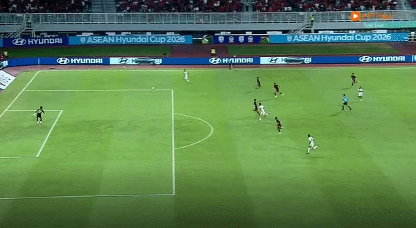 إندونيسيا 2-0 كمبوديا (الشوط الأول): مهاجم يبلغ طوله مترين تقريباً يسجل هدفين لإندونيسيا.