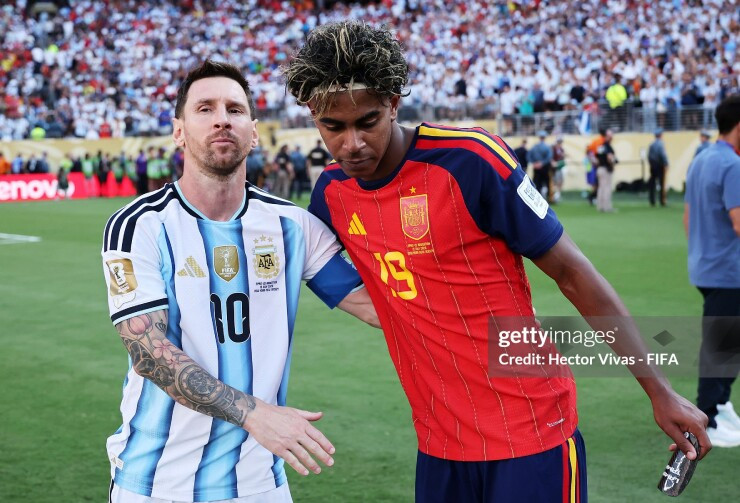 ميسي يكسر صمته بعد نهائي كأس العالم 2026: رسالة خاصة إلى لامين يامال 6 لامين يامال وليونيل ميسي يتحدثان بعد المباراة النهائية.