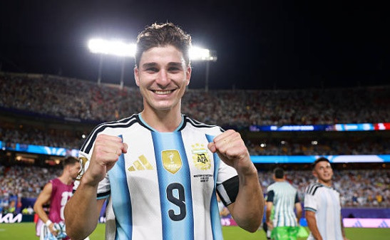 نصف نهائي كأس العالم 2026: إنجلترا وتحدي تحييد الجيش الأرجنتيني من الدوري الإنجليزي الممتاز. 6 يُتوقع أن يُشكّل ألفاريز تحدياً لدفاع إنجلترا. الصورة: غيتي.