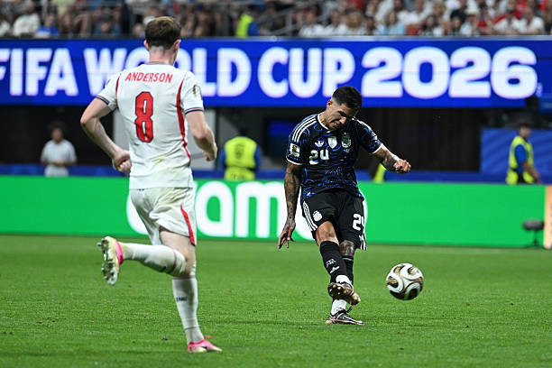 نصف نهائي كأس العالم 2026: هدف إنزو فرنانديز الرائع يساعد الأرجنتين على إجبار إنجلترا على التعادل. 6 أطلق إنزو فرنانديز تسديدة رائعة بعيدة المدى بعد تمريرة حاسمة من ليونيل ميسي، مما ساعد الأرجنتين على التعادل 1-1.