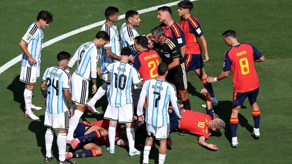 وقّع أكثر من 100 ألف مشجع أرجنتيني عريضةً تطالب بإعادة مباراة نهائي كأس العالم - 2 Hơn 100.000 CĐV Argentina ký đơn yêu cầu đá lại trận chung kết World Cup - 2
